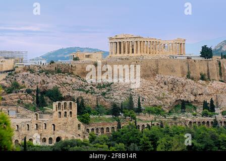 Acropoli di Atene, vista dal lato opposto della collina di Filopappou su tutta l'Acropoli, la Grecia, l'Europa Foto Stock
