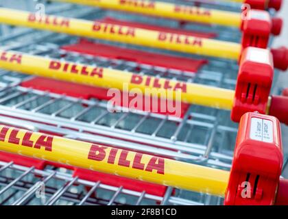 Fila di carrelli o carrelli per lo shopping al supermercato Billa impilati, Europa, UE Foto Stock