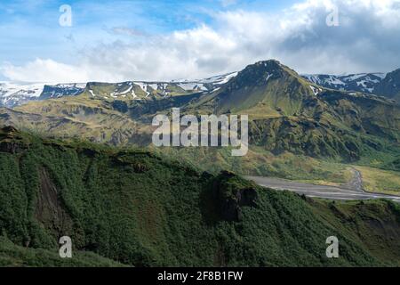 Drammatiche nuvole che arrivano alla valle di Thorsmork, Islanda meridionale. Vista dalla strada che scende dalla collina di Valahnukur. Sentiero di Laugavegur. Foto Stock