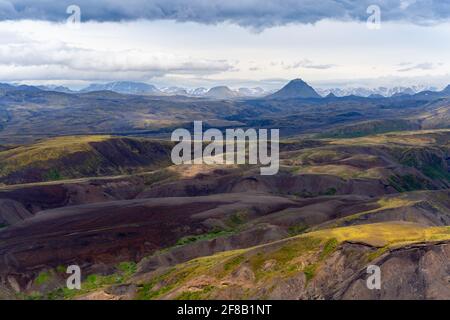 Drammatiche nuvole che arrivano alla valle di Thorsmork, Islanda meridionale. Vista dalla strada che scende dalla collina di Valahnukur. Sentiero di Laugavegur. Foto Stock