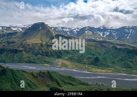 Drammatiche nuvole che arrivano alla valle di Thorsmork, Islanda meridionale. Vista dalla strada che scende dalla collina di Valahnukur. Sentiero di Laugavegur. Foto Stock