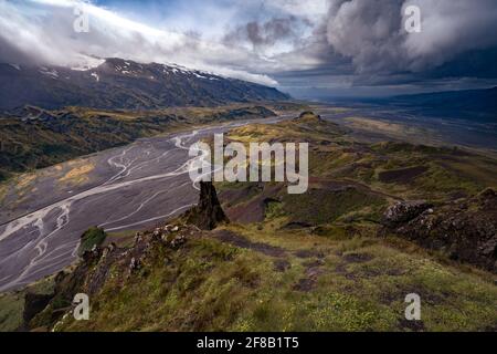 Drammatiche nuvole che arrivano alla valle di Thorsmork, Islanda meridionale. Vista dalla collina di Valahnukur. Primavera al sentiero Laugavegur. Foto Stock