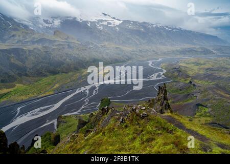 Drammatiche nuvole che arrivano alla valle di Thorsmork, Islanda meridionale. Vista dalla collina di Valahnukur. Primavera al sentiero Laugavegur. Foto Stock