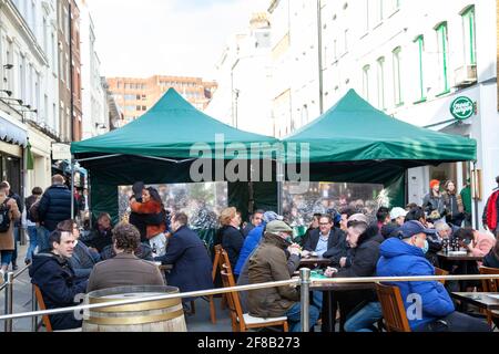 Primo giorno dopo Lockdown, 12 aprile 2021, persone che bevono in Old Compton Street, Soho, W1 - Londra UK Foto Stock