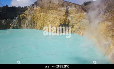 Una cattura con droni di una mattina presto sui laghi di Kelimutu a Flores, Indonesia. I laghi vulcanici si trovano in crateri vulcanici. Uno dei laghi Foto Stock