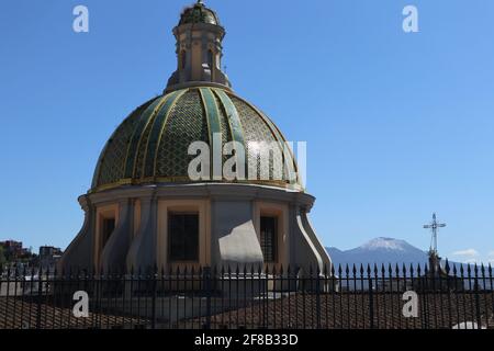 Napoli - cupola della Basilica di Santa Maria alla Sanità dal ponte Foto Stock