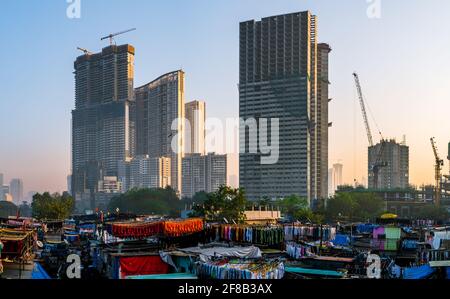 MUMBAI, INDIA - 29 dicembre 2021:Vista di Dhobi Ghatis mondo più grande lavanderia all'aperto a Mumbai, India con lavanderia che asciuga su corde. Ora uno di si Foto Stock