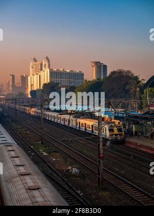 MUMBAI, INDIA - 29 dicembre 2021: Il trasporto ferroviario locale di Mumbai, uno dei sistemi ferroviari più trafficate al mondo colpiti dalla pandemia di covide 19 Foto Stock