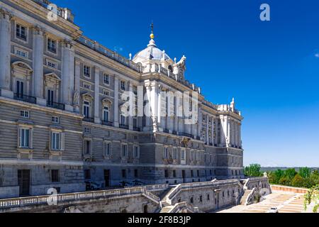 Splendida vista della facciata nord del Palazzo reale di Madrid sullo sfondo blu del cielo. Spagna. Foto Stock