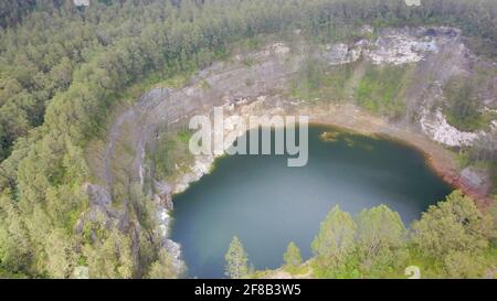 Lago nero delle anime degli anziani. Danau Abutu nel cratere profondo del vulcano Kelimutu. Lago vulcanico di Kelimutu in Indonesia Foto Stock