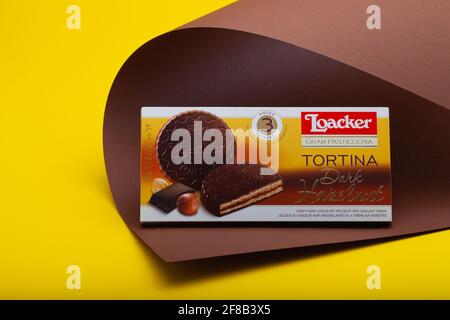 Praga, Repubblica Ceca - 10 marzo 2021: TORTINA LOACKER Napolitaner wafer.Loacker è una società italiana con sede in Alto Adige, che produce wafer, cioccolato Foto Stock