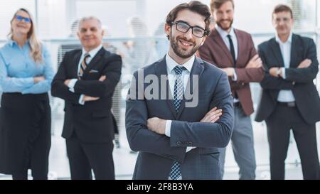 dipendente fiducioso di fronte ai suoi colleghi. Foto Stock