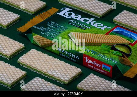 Praga, Repubblica Ceca - 10 marzo 2021: LOACKER Napolitaner wafer.Loacker è una società italiana con sede in Alto Adige, che produce wafer, cioccolato e. Foto Stock