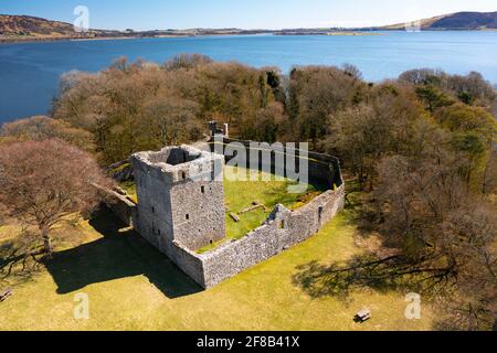 Vista aerea dal drone del castello di Lochleven (chiuso durante il periodo di chiusura della covid-19) sull'isola di Loch Leven, Perth e Kinross, Scozia, Regno Unito Foto Stock