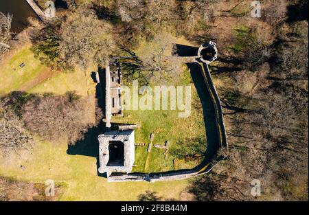 Vista aerea dal drone del castello di Lochleven (chiuso durante il periodo di chiusura della covid-19) sull'isola di Loch Leven, Perth e Kinross, Scozia, Regno Unito Foto Stock