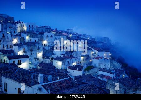 Monte Sant'Angelo città di Foggia, penisola del Gargano in Italia. Scena notturna con vecchi edifici con luci. Viaggi in Europa, serata magica. Foto Stock