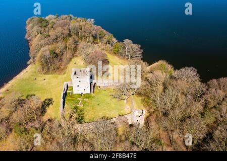 Vista aerea dal drone del castello di Lochleven (chiuso durante il periodo di chiusura della covid-19) sull'isola di Loch Leven, Perth e Kinross, Scozia, Regno Unito Foto Stock