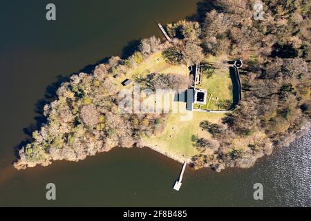 Vista aerea dal drone del castello di Lochleven (chiuso durante il periodo di chiusura della covid-19) sull'isola di Loch Leven, Perth e Kinross, Scozia, Regno Unito Foto Stock