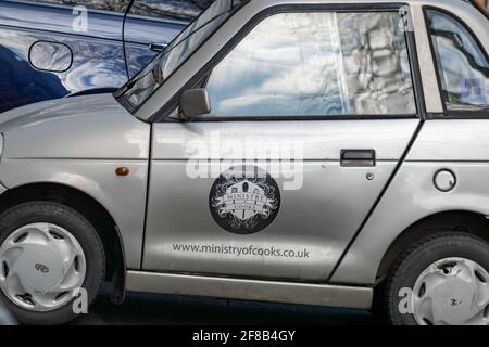 Londra, Regno Unito. 13 Apr 2021. 'Ministry of Cooks' car in Downing Street London Credit: Ian Davidson/Alamy Live News Foto Stock