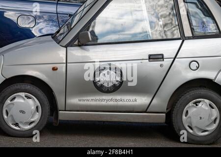 Londra, Regno Unito. 13 Apr 2021. 'Ministry of Cooks' car in Downing Street London Credit: Ian Davidson/Alamy Live News Foto Stock