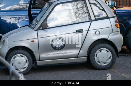 Londra, Regno Unito. 13 Apr 2021. 'Ministry of Cooks' car in Downing Street London Credit: Ian Davidson/Alamy Live News Foto Stock