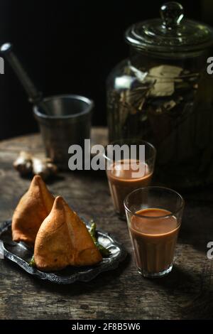 Samosa n ultra-popolare ricetta di spuntini fritti fatti con patate speziate e farina normale. E' un antipasto popolare, antipasti o anche come cibo di strada. Foto Stock