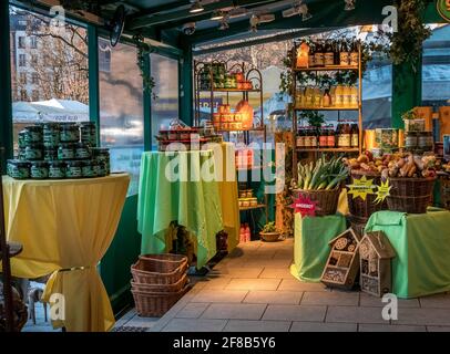 Stand con prelibatezze sul Viktualienmarkt a Monaco, Baviera, Germania, Europa Foto Stock