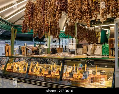 Stand con prelibatezze sul Viktualienmarkt a Monaco, Baviera, Germania, Europa Foto Stock