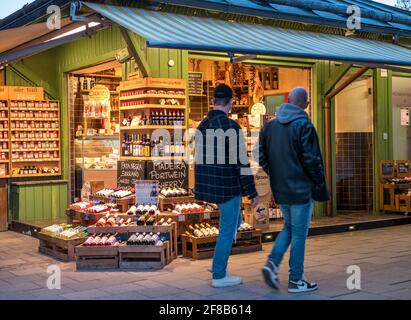 Stand con prelibatezze sul Viktualienmarkt a Monaco, Baviera, Germania, Europa Foto Stock