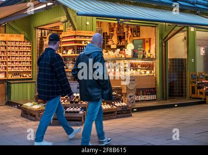 Stand con prelibatezze sul Viktualienmarkt a Monaco, Baviera, Germania, Europa Foto Stock