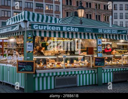 Stand con prelibatezze sul Viktualienmarkt a Monaco, Baviera, Germania, Europa Foto Stock