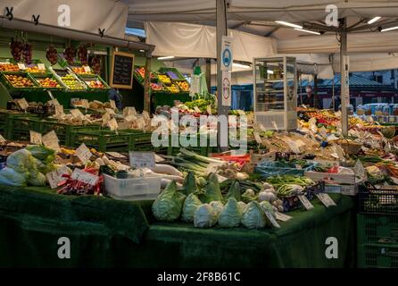 Stand di verdure sul Viktualienmarkt a Monaco, Baviera, Germania, Europa Foto Stock