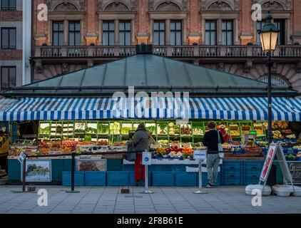 Stand di verdure sul Viktualienmarkt a Monaco, Baviera, Germania, Europa Foto Stock