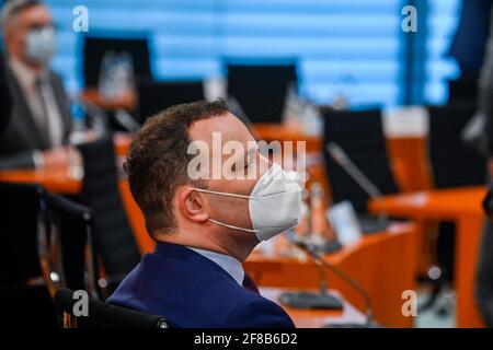 Berlino, Germania. 13 Apr 2021. Il Ministro della Sanità Jens Spahn (CDU) partecipa alla riunione del Gabinetto alla Cancelleria federale con una maschera FFP2. Il Gabinetto federale ha deciso di modificare la legge sulla protezione delle infezioni. Questo è stato riferito alla Deutsche Presse-Agentur a Berlino martedì. Credit: John MacDougall/AFP POOL/dpa/Alamy Live News Foto Stock