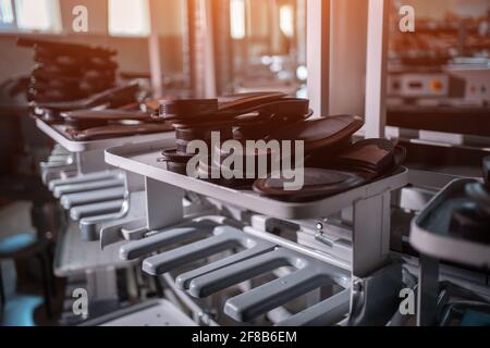 scaffale con stampo e solette per calzature in fabbrica moderna Foto Stock