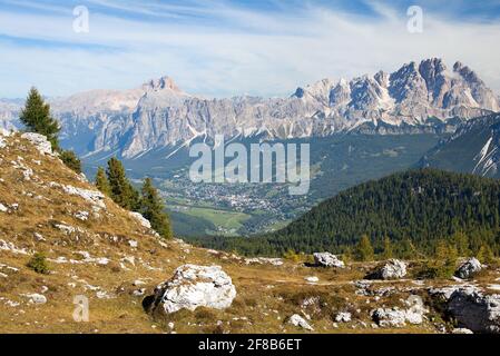 Vista panoramica sul Monte Cristallo o Cristallo grupe vicino a Cortina d Ampezzo e alle Dolomiti, Italia Foto Stock