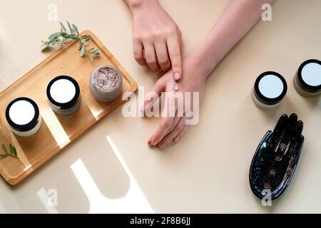 Swatch naturalgo scrub sulle mani femminili Foto stock Alamy