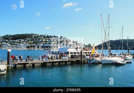 Il molo e la nave da crociera a Dartmouth, Devon, Inghilterra sud-occidentale, in estate, con i turisti, Guardando verso Kingswear Foto Stock