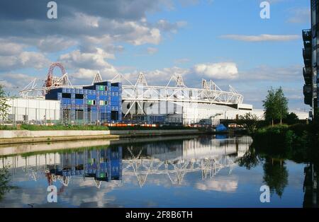 Il London Stadium e il River Lea vicino a Hackney Wick, Londra UK, prima delle Olimpiadi di Londra del 2012 Foto Stock