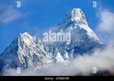 Monte Ama Dablam tra le nuvole, strada per il campo base Everest, valle Khumbu, parco nazionale Sagarmatha, zona Everest, himalaya nepalese, Nepal Foto Stock