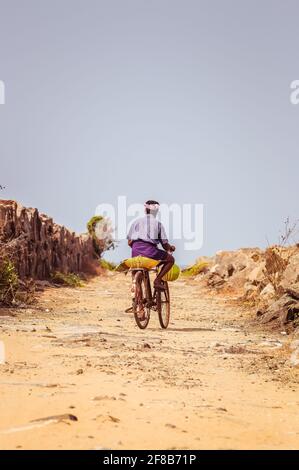 Uomo Riding ciclo vita Villaggio Foto Stock