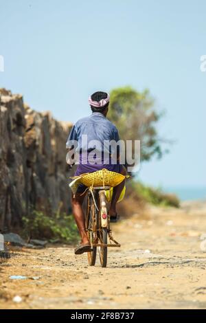 Uomo Riding ciclo vita Villaggio Foto Stock