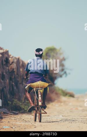 Uomo Riding ciclo vita Villaggio Foto Stock