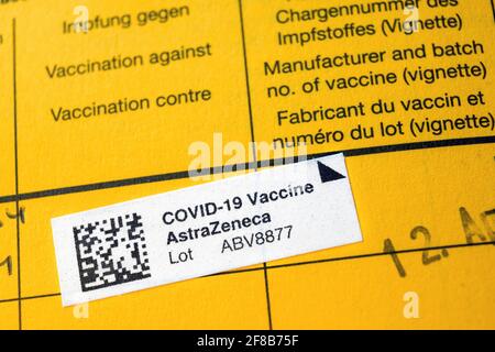 Dortmund, 13.04.2021: Eintrag einer durch die Kassenärztliche Vereinigung Westfalen-Lippe (KVWL) vorgenommene Erstimpfung mit dem Impfstoff AstraZeneca in einem Impfbuch, Impfpass. --- Dortmund, Germania, 12 aprile 2021: Certificato di vaccinazione, iscrizione di una prima vaccinazione con il vaccino AstraZeneca effettuata dall'Associazione dei medici legali di assicurazione sanitaria Westphalia-Lippe (KVWL) in un libro di vaccinazione, certificato di vaccinazione. Foto Stock