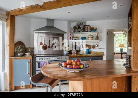 Rame e acciaio inossidabile pentole in cucina Foto stock - Alamy