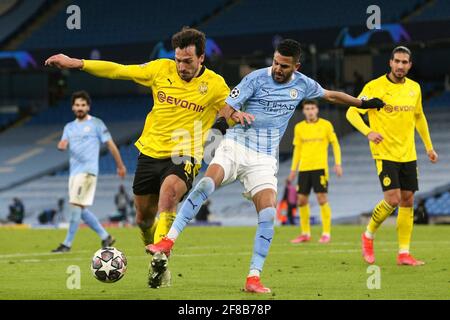 Manchester, Grossbritannien. 6 aprile 2021. Firo: 06.04.2021, football, UEFA Champions League, CL, CHL, stagione 2020/2021, quarti di finale, prima tappa, Manchester City - BVB, Borussia Dortmund Borussia Dortmund difensore Mats Hummels (15) e Manchester City midfielder Riyad Mahrez (26) battaglia per il possesso | utilizzo nel mondo Credit: dpa/Alamy Live News Foto Stock