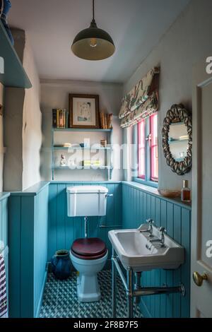 Piccolo bagno con pannelli in dado turchese di grado II Suffolk agriturismo Foto Stock