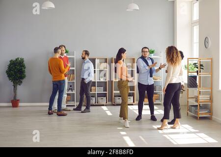 Persone diverse che comunicano in occasione di eventi di networking aziendale in un ufficio moderno area di lavoro Foto Stock