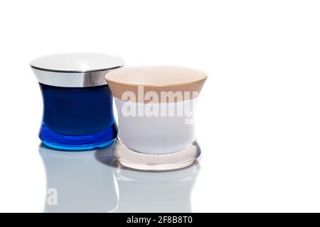 Vasetti in plastica leggeri per creme. Su sfondo bianco. Ombre dure. Isolati. Concetto di regalo. Spazio di copia Foto Stock