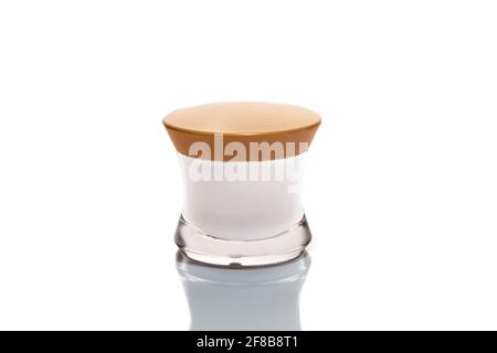 Vasetti in plastica leggeri per creme. Su sfondo bianco. Ombre dure. Isolati. Concetto di regalo. Spazio di copia Foto Stock